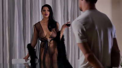 Šliundra Kira Queen pasikvietė kaimyną arbatos ir dulkino jį ant pietų stalo